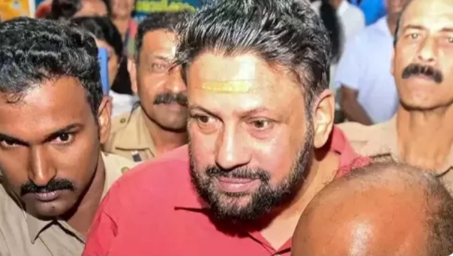 ശബരിമല സ്വര്ണക്കൊള്ള; കേസില് പങ്കില്ലെന്ന വിചാരണക്കോടതി പരാമര്ശം റദ്ദാക്കി ഹൈക്കോടതി